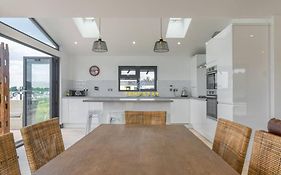 Luxury Lodge River Thames - Windsor Marina - Parking