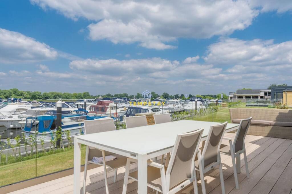 Luxury Lodge River Thames - Windsor Marina - Parking Exterior photo