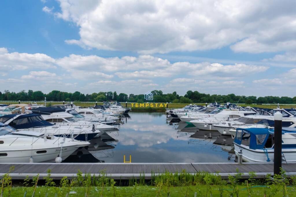 Luxury Lodge River Thames - Windsor Marina - Parking Exterior photo